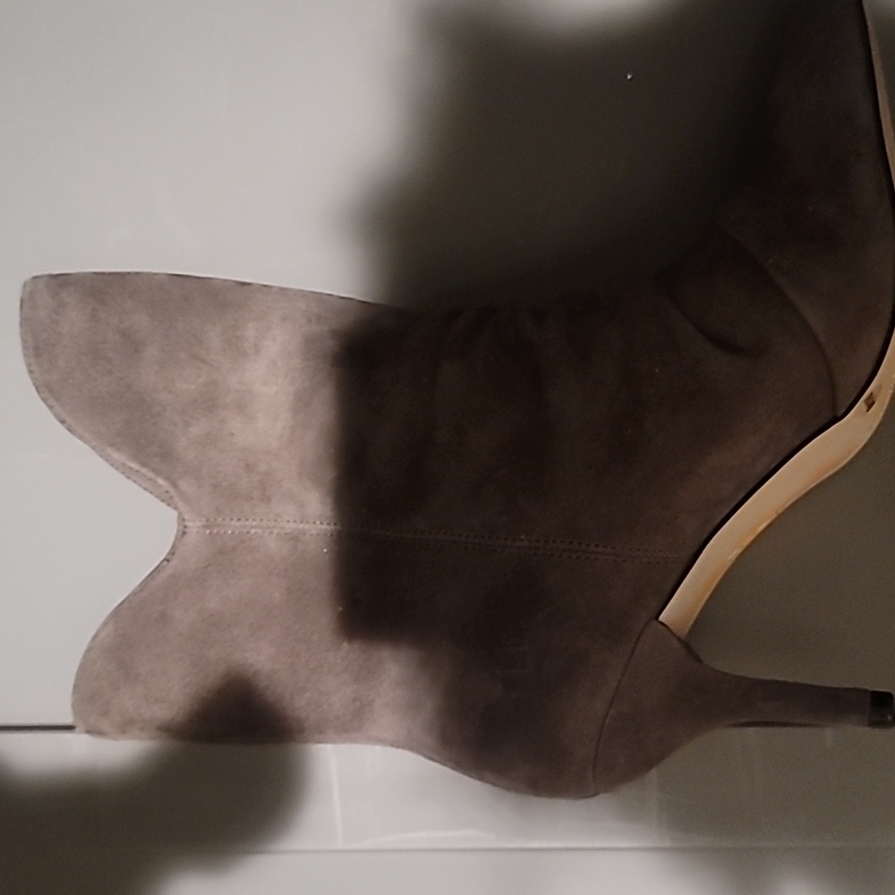 New Never Worn Vince Camuto Andrissa Dark Slate Suede sz 9